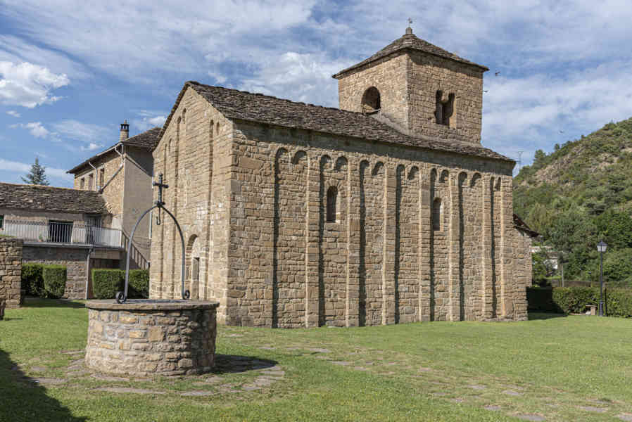 Huesca - Santa Cruz de los Serós -10  iglesia de San Caprasio.jpg
